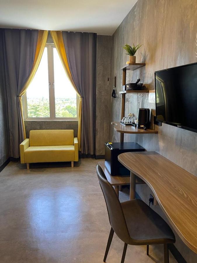 Sri Indar Hotel & Suites Parit Buntar Esterno foto